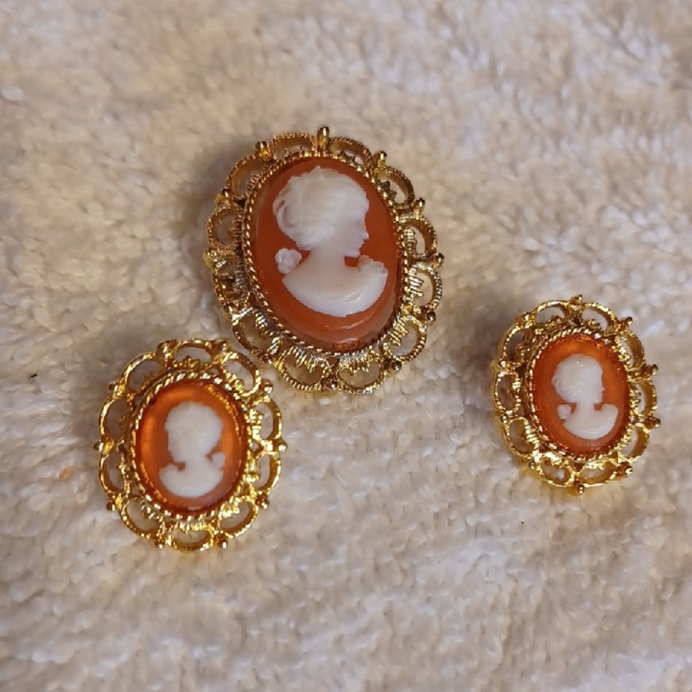 Elegant Gold Cameo Jewelry Set Earings, Brooch
